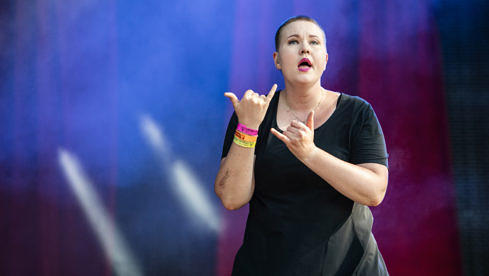 Wacken 2018, Schandmaul-Konzert: Laura M. Schwengber bei der Arbeit