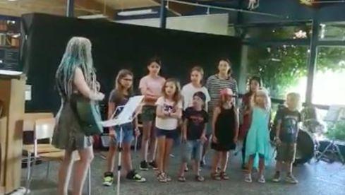 Schweizerischer Kinderchor singt Judas Priest und Dio
