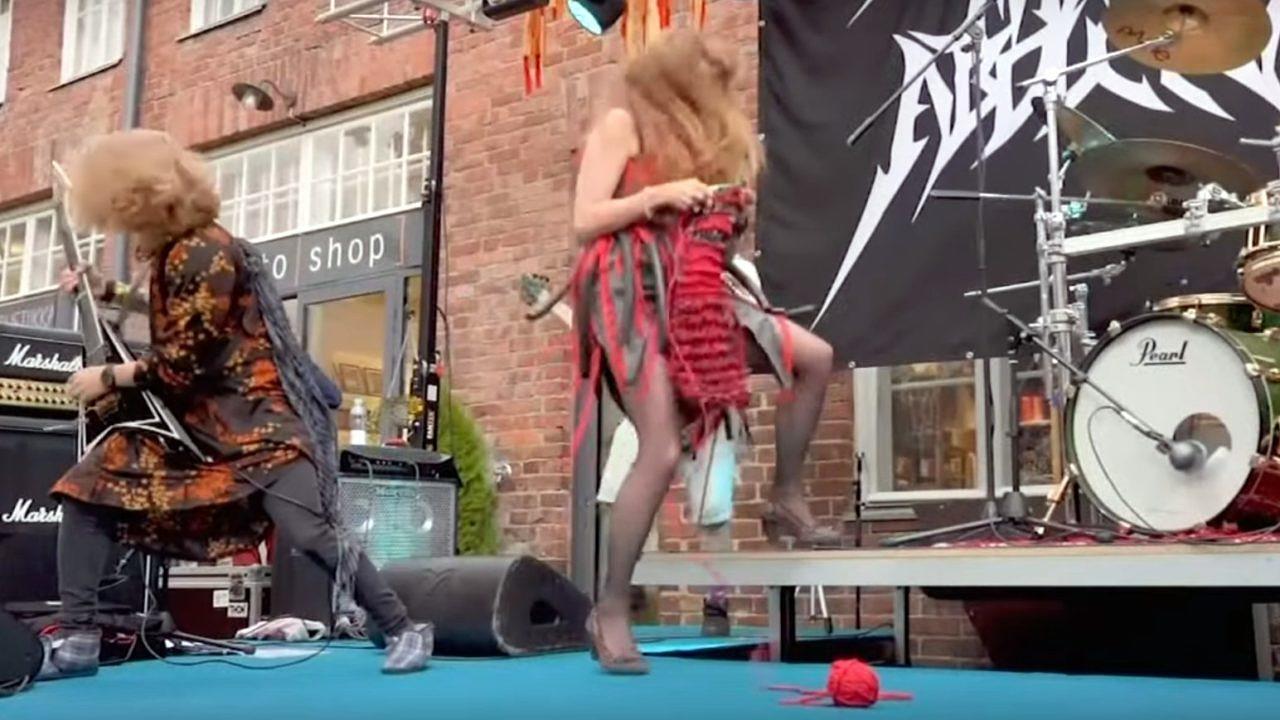 Die Finnen kombinieren Heavy Metal und Stricken...