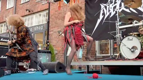 Die Finnen kombinieren Heavy Metal und Stricken...