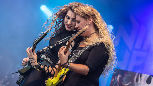 Burning Witches @ Summer Breeze 2019 - links: Sonia "Anubis" Nusselder