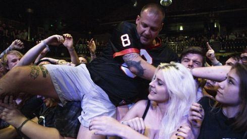 Terror-Fronter Scott Vogel beim Crowdsurfen während des Impericon Festivals in Manchester am 27. April 2014