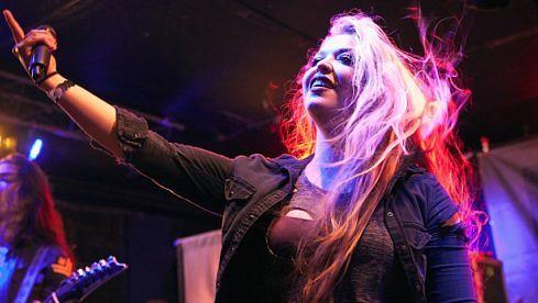The Agonist-Frontfrau Vicky Psarakis beim Konzert am 21. April 2015 in der Tremont Music Hall Charlotte, North Carolina