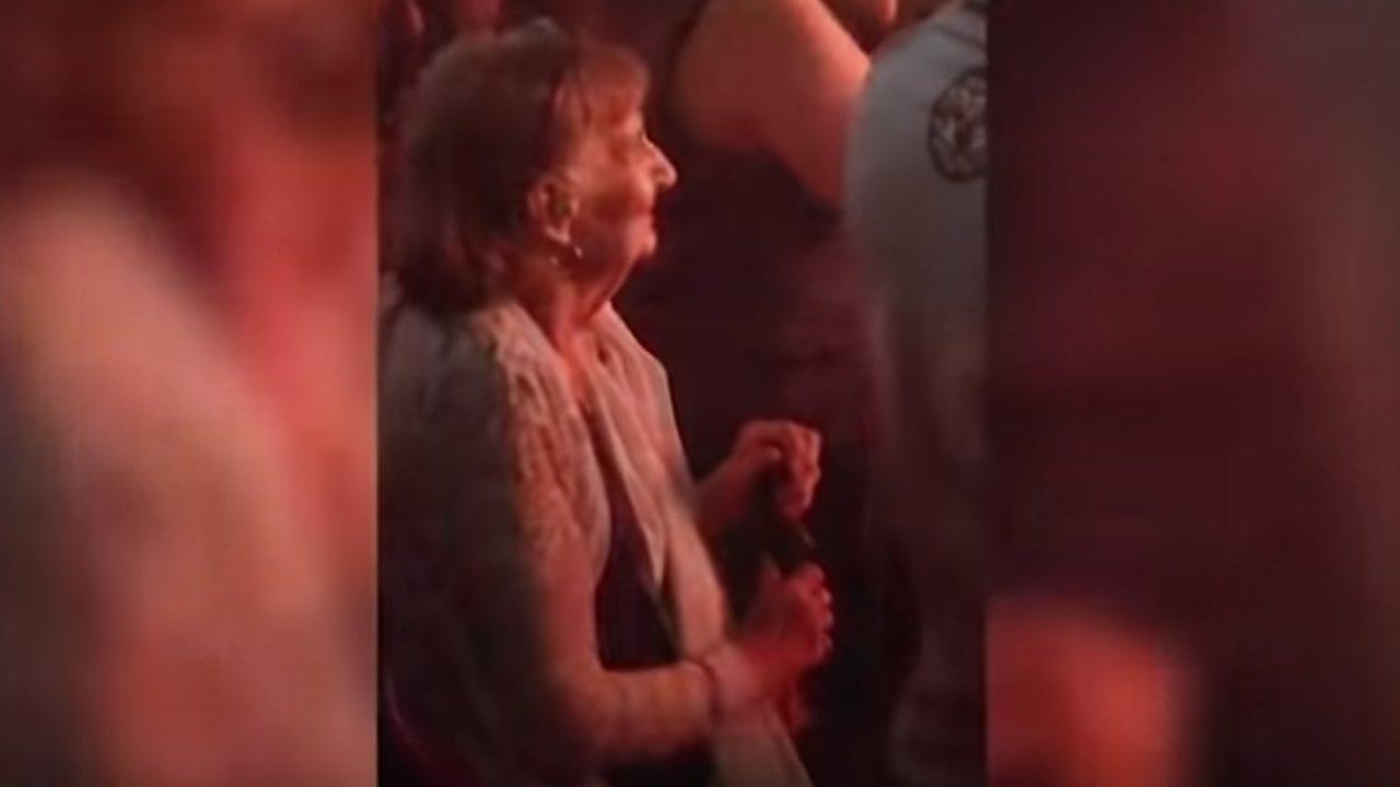 Diese Seniorin hat sichtlich Freude an einer Slipknot-Show