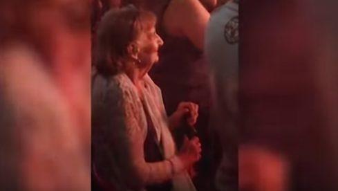 Diese Seniorin hat sichtlich Freude an einer Slipknot-Show