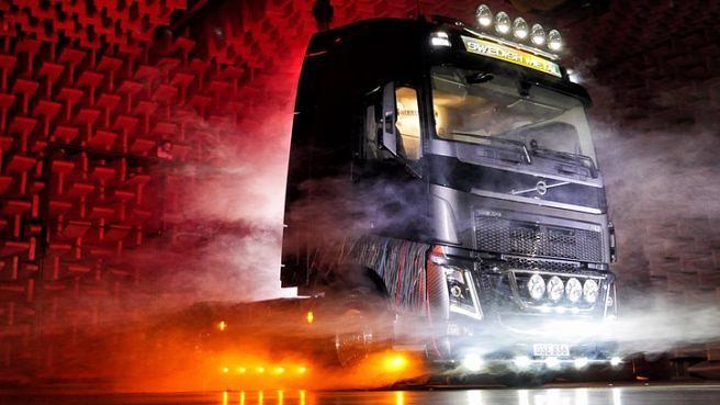 Nicht ganz 70.000 Tonnen Metal, aber schon mal ein guter Anfang: der von In Flames-Gitarrist gestaltete Volvo-Truck