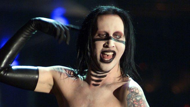 Marilyn Manson während seines Auftritts bei den 28. American Music Awards im Shrine Auditorium in Los Angeles am 8. Januar 2001