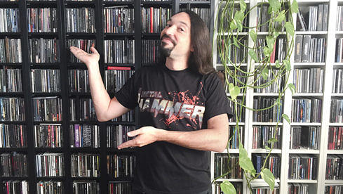 Sebastian Kessler mag seine CD-Wand