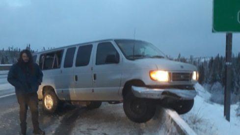 Der Van von Exmortus direkt nach Rutschpartie auf dem Glatteis