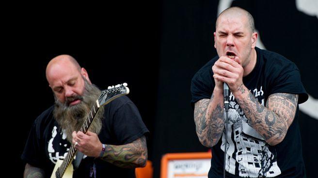 Kirk Windstein (l.) und Phil Anselmo von Down beim Auftritt auf dem Download Festival in Donnington Park am 14. Juni 2013