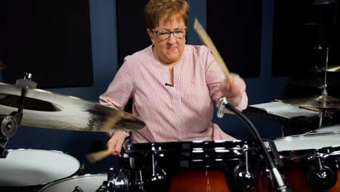 Drum-Oma Dorethea Taylor bei ihrem Disturbed-Cover