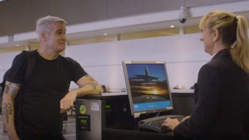 Henry Rollins bei der Gepäckabgabe im Flughafen von Los Angeles