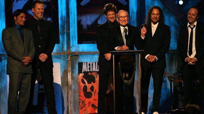 Metallica bei ihrer Einführung in die Rock And Roll Hall of Fame am 4. April 2009: Robert Trujillo, James Hetfield, Jason Newsted, Ray Burton, Kirk Hammett und Lars Ulrich (v.l.)