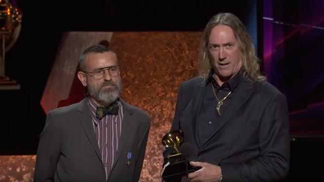 Justin Chancellor (l.) und Danny Carey von Tool bei ihrer Dankesrede zum Grammy-Gewinn