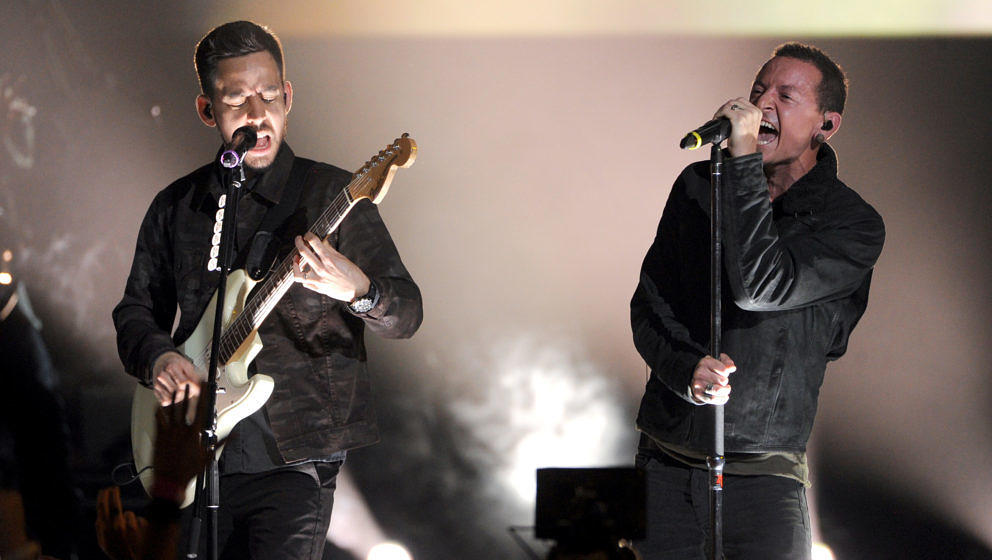 CULVER CITY, CA - DECEMBER 07:  Musician Mike Shinoda (L) and singer Chester Bennington of Linkin Park perform onstage during