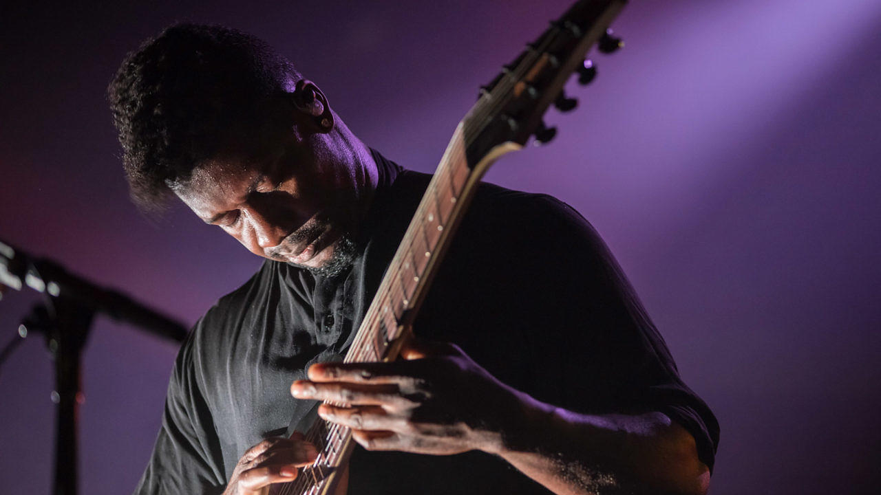 Tosin Abasi zählt zur Speerspitze einer neuen Generation an Gitarrenvirtuosen