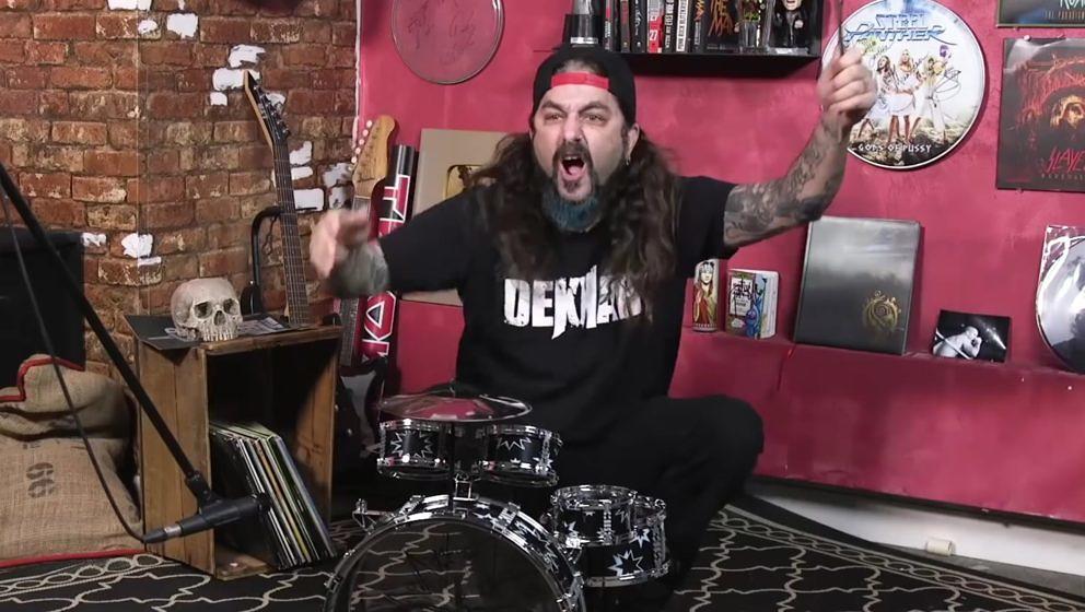 Mike Portnoy spielt Rush-Songs auf Kinder-Schlagzeug