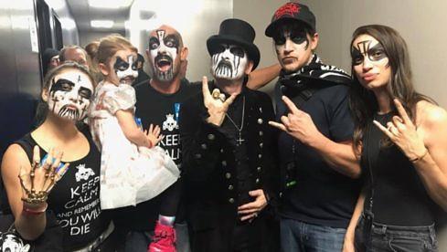 King Diamond (3.v.r.) unter anderem mit der kleinen Larissa (2.v.l.)