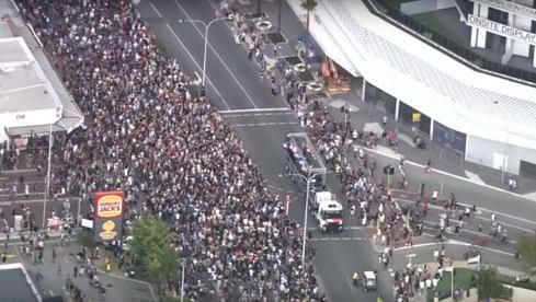 Die Menschenmasse beim "Highway To Hell" zu Ehren des vor 40 Jahren verstorbenen AC/DC-Sängers Bon Scott