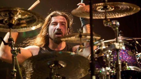 Dragonforce-Drummer Gee Anzalone beim Auftritt am 14. Mai 2015 im The Regency Ballroom in San Francisco