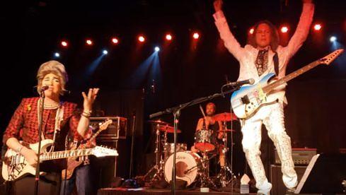 Metallica-Gitarrist Kirk Hammett während des Wah-Wah-Show-Kampfes mit Mrs. Smith