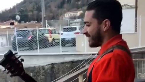 Skulld-Gitarrist Enrico Monti verzückt seine Nachbarin vom Balkon aus mit ‘Raining Blood’