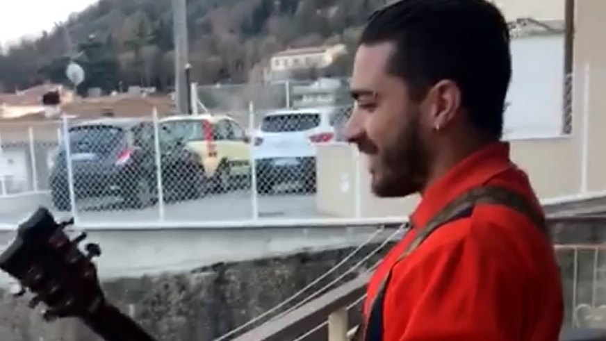 Skulld-Gitarrist Enrico Monti verzückt seine Nachbarin vom Balkon aus mit ‘Raining Blood’