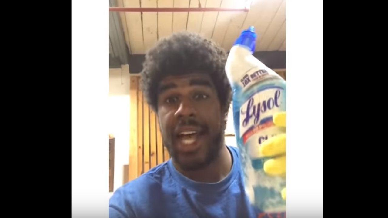 Musiker Urian Hackney von der Punk-Band Rough Francis im Video zur Nirvana-Parodie ‘Stay Inside’