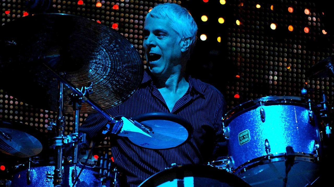 Bill Rieflin, hier bei einem Auftritt mit R.E.M. im Old Trafford-Stadion in Manchester am 24. August 2008