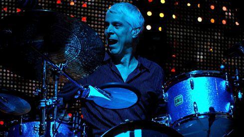 Bill Rieflin, hier bei einem Auftritt mit R.E.M. im Old Trafford-Stadion in Manchester am 24. August 2008