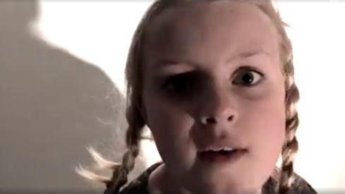 Die Tochter von Darkane-Gitarrist Christofer Malmström gibt eine gute Figur beim Slayer-Singen ab