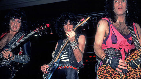 Gene Simmons, Bruce Kulick und Paul Stanley mit Kiss in der Mecca Arena, Milwaukee, Wisconsin, am 30. Dezember 1984