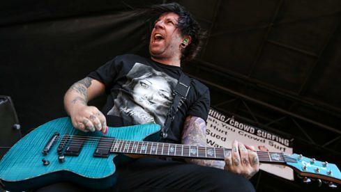 Falling In Reverse-Gitarrist Derek Jones bei der Vans Warped Tour-Station im kalifornischen Chula Vista am 25. Juni 2014