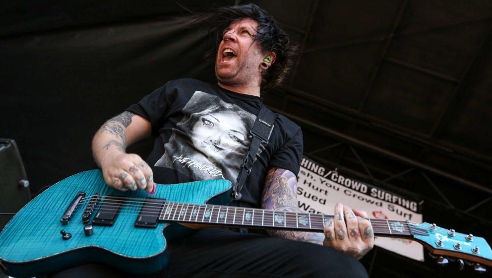 Falling In Reverse-Gitarrist Derek Jones bei der Vans Warped Tour-Station im kalifornischen Chula Vista am 25. Juni 2014