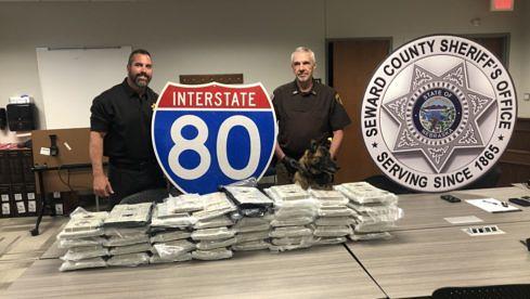 Die US-Polizisten mit dem von Premonitions Of War-Gitarrist Michael Gaytan beschlagnahmten Scheinen