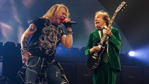 AC/DC mit Axl Rose (l.) und Angus Young während der ROCK OR BUST-Tour am 9. September 2016 in Auburn Hills, Michigan