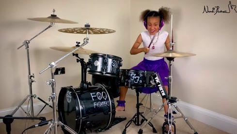 Nadi Bushell spielt Foo Fighters-Cover