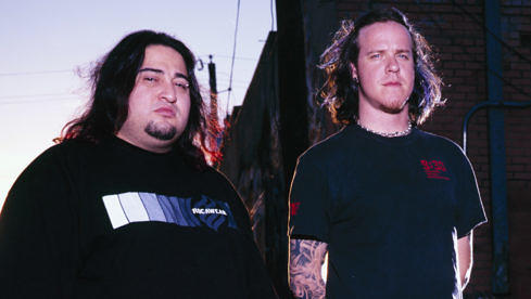 Dino Cazares (l.) und Burton C. Bell von Fear Factory im Jahr 2001