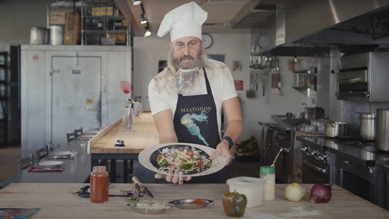 Mastodon-Bassist Troy Sanders reicht leckere Vinyl-Pizza an