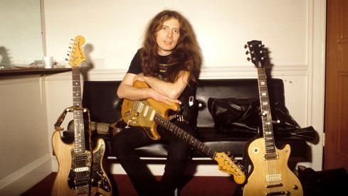 "Fast" Eddie Clarke backstage mit Gitarren, circa 1980.