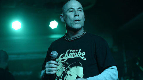 Armored Saint-Sänger John Bush 2016 auf der Bühne im Lucky Strike Live Hollywood in Kalifornien.