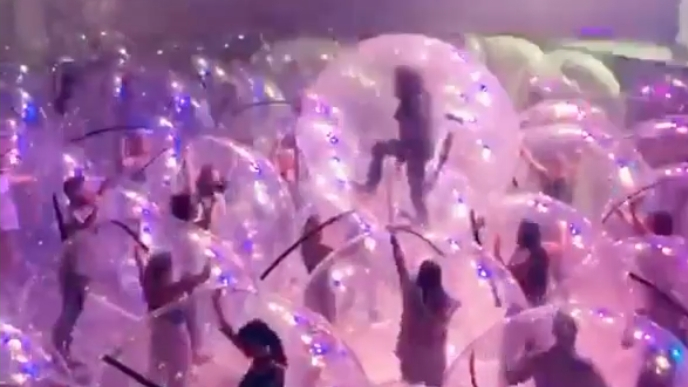 Ob das Luftblasen-Ball-Beispiel der Flaming Lips Schule macht? Wird es noch mehr solche Konzerte geben?