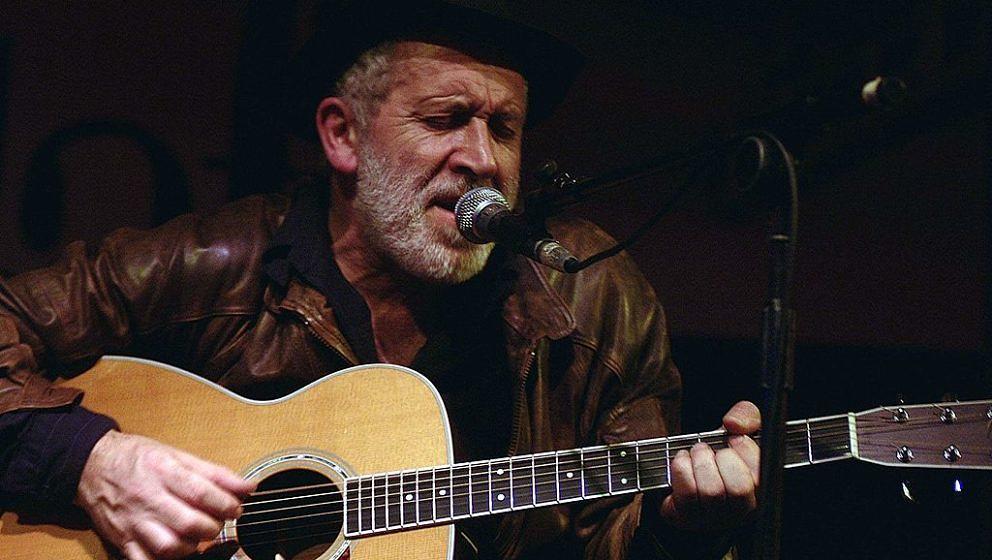 UNITED KINGDOM - DECEMBER 01:  JAZZ CAFE  Photo of Gordon HASKELL  (Photo by James Emmett/Redferns)