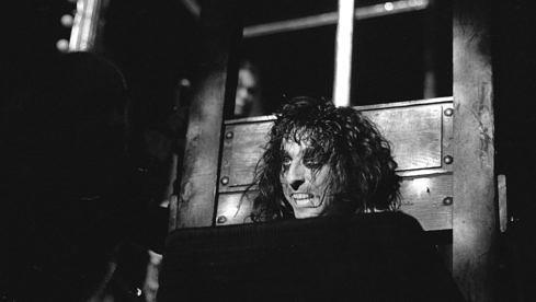 Ein denkwürdiger Moment der Rockgeschichte: Alice Cooper unter der Guillotine.