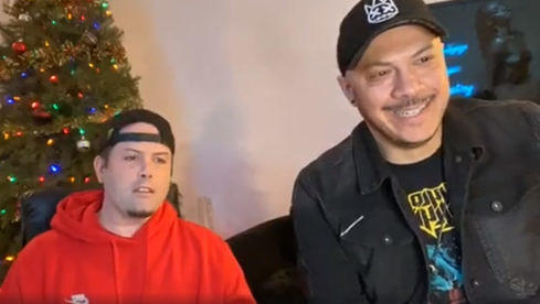 John Boecklin (l.) und Doc Coyle von den Bad Wolves im Live-Video auf Facebook