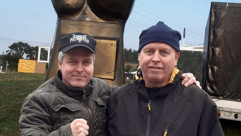 Marc, genannt "Warze" (r.) und sein Bruder Lars auf dem Wacken Open Air vor ihrem "Metalhand" Stand