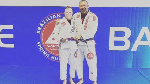 Dave Mustaine und sein Jiu Jitsu-Sensei präsentieren den violetten Gürtel