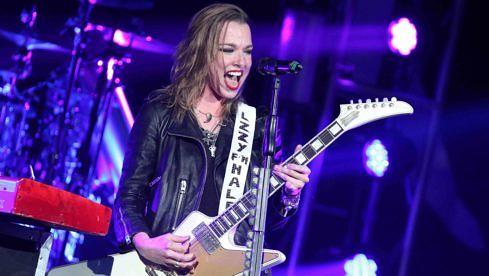 Lzzy Hale mit Halestorm bei der Show am 22. April 2015 im Ryman Auditorium in Nashville, Tennessee