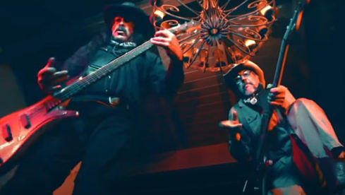 Robert Trujillo (Metallica) und Les Claypool (Primus) im Western-Bass-Duell