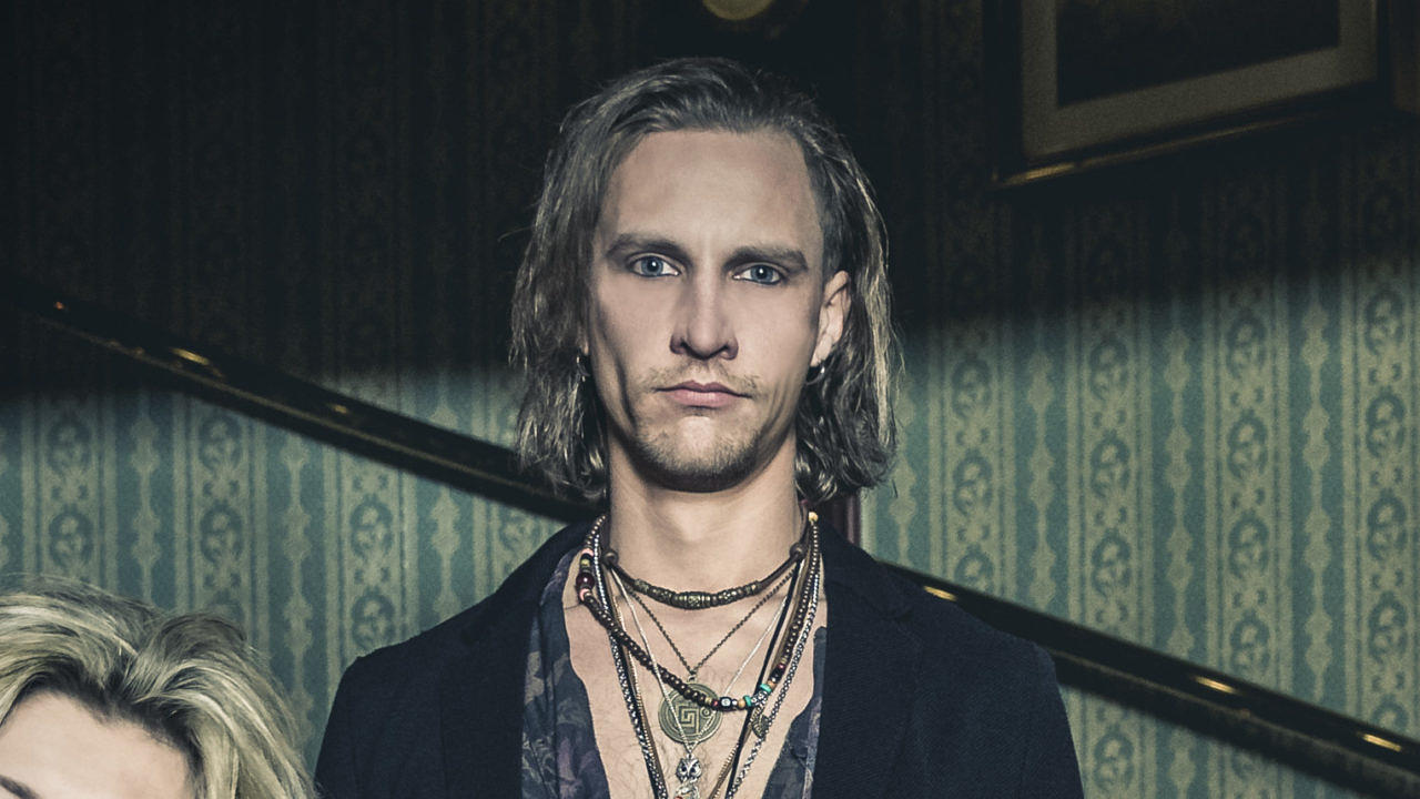 Andi Schnitzer sagt seinen Bandkollegen von Kissin' Dynamite "Servus!"